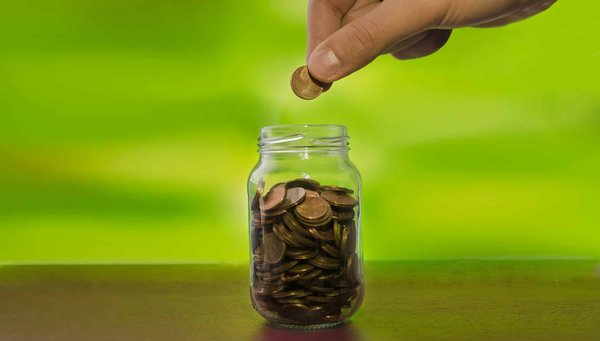 ¿Cuáles son los elementos a considerar para crear un espacio de juegos acuáticos en el jardín?